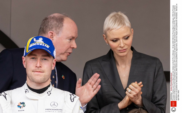 Ksi??? Albert wr?cza nagrod? E- Prix