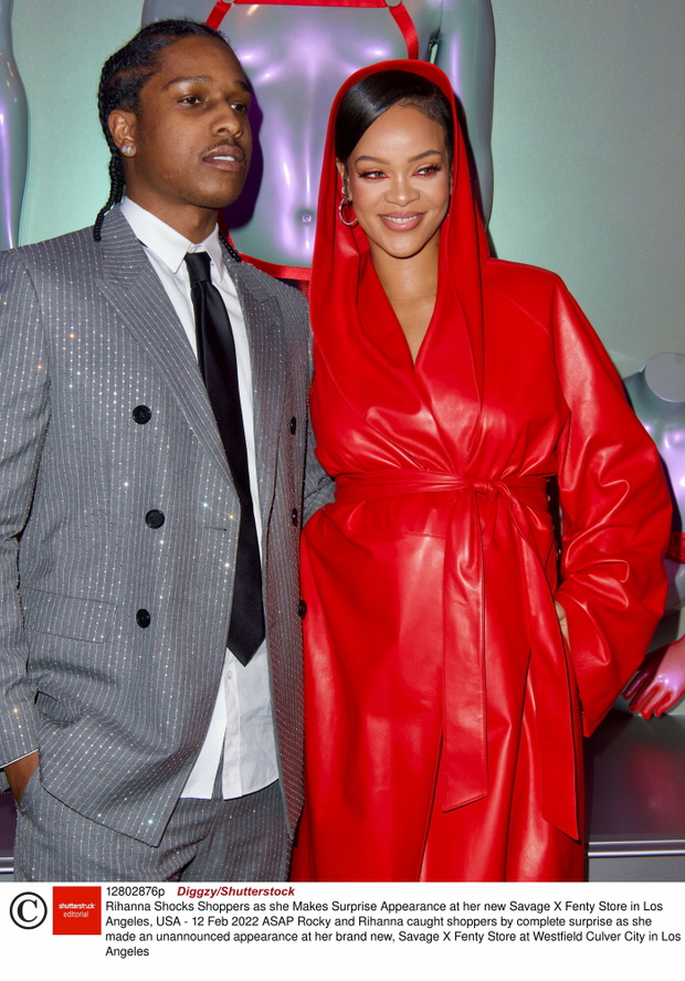 Rihanna w czerwonym p?aszczu