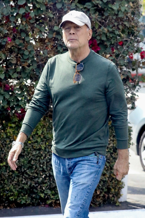 Bruce Willis sam na lunchu