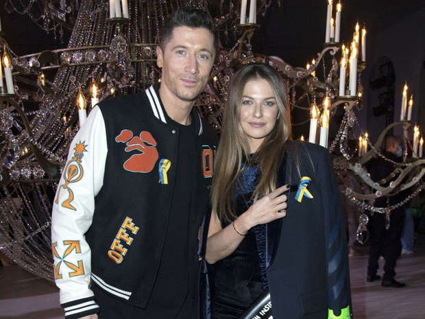 Anna Lewandowska na pokazie Off White w Paryżu z wstążką w kolorach flagi Ukrainy