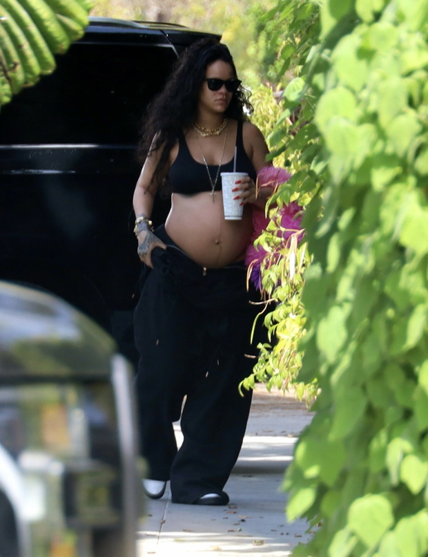 Rihanna w czarnym staniku