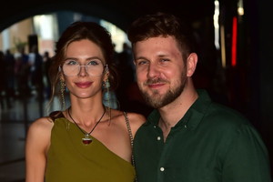 Antoni Królikowski z Izabelą na premierze