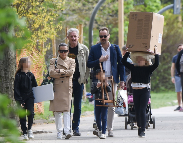 2022.05.03 WarszawaAnna Mucha z partnerem Jakub Wons z dziecmiFOT SAN/AF EOS