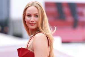 Jennifer Lawrence w czerwonej sukni w Cannes