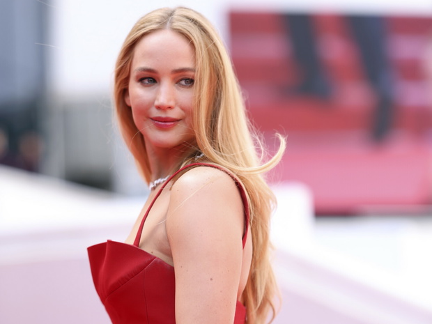 Jennifer Lawrence w czerwonej sukni w Cannes