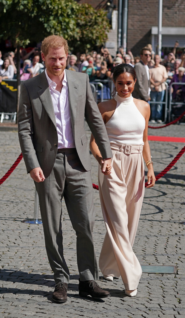 Ksi??? Harry i Meghan Markle w Duesseldorfie