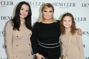 Katarzyna Skrzynecka na pokazie Deni Cler z córkami