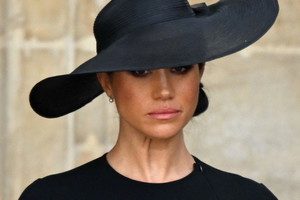 Meghan Markle i książę Harry wbili szpilę rodzinie królewskiej