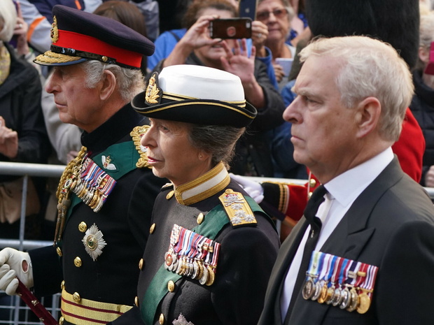 Książę Andrzej zaatakowany podczas marszu za trumną Elżbiety II
