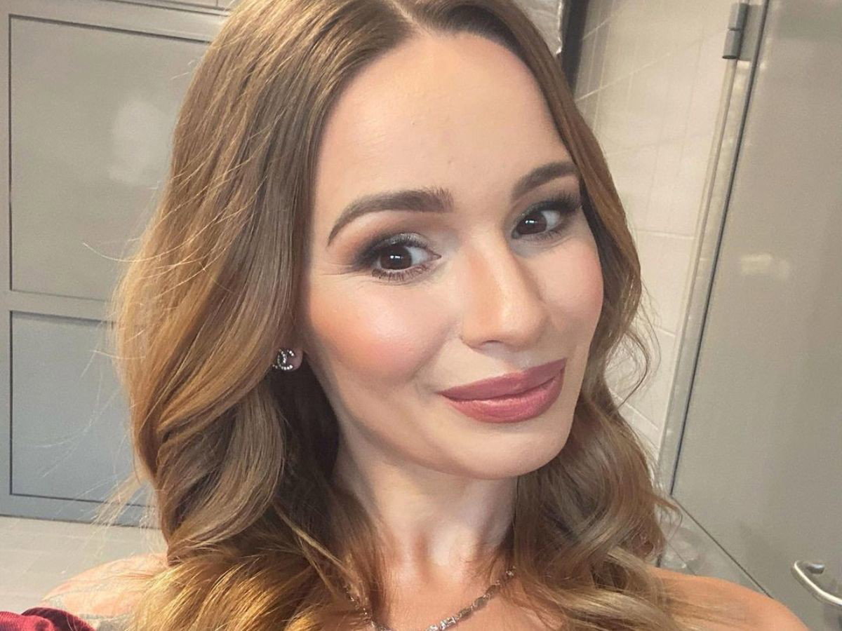 Ewelina Lisowska pozuje w basenie