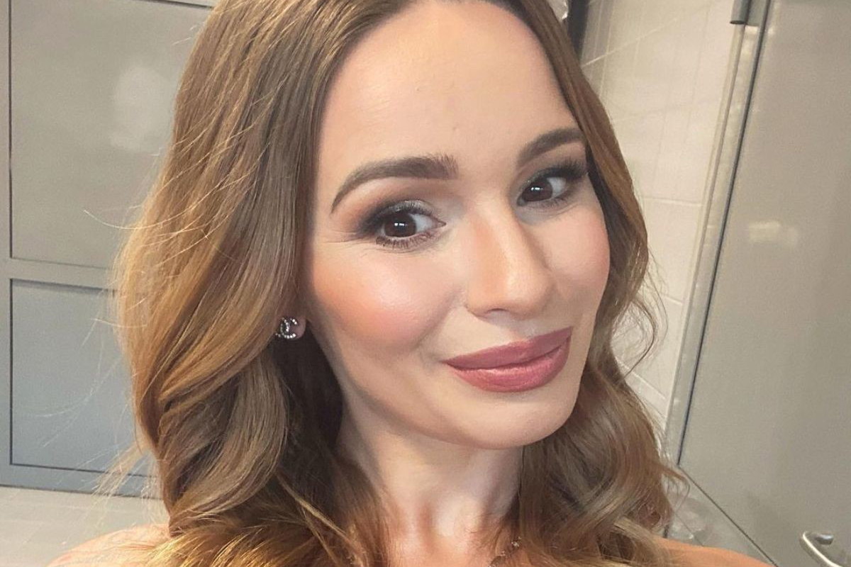 Ewelina Lisowska pozuje w basenie