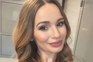 Ewelina Lisowska pozuje w basenie