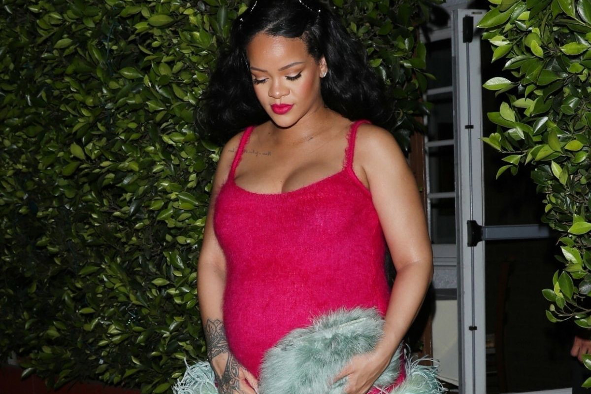 Rihanna w sukience z piórami