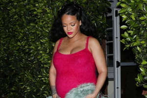Rihanna w sukience z piórami