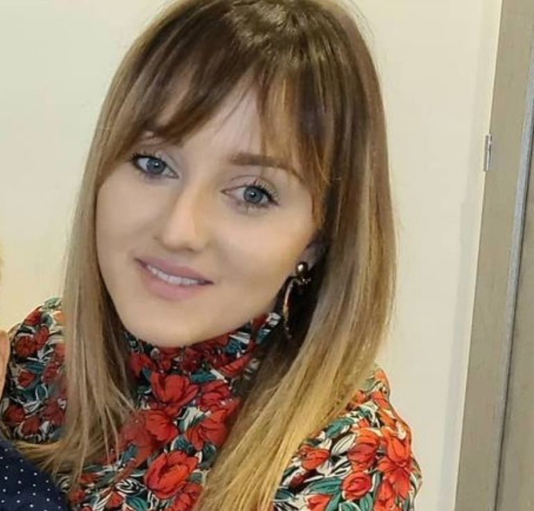 Anna Bardowska w czerwonej sukience w kwiaty