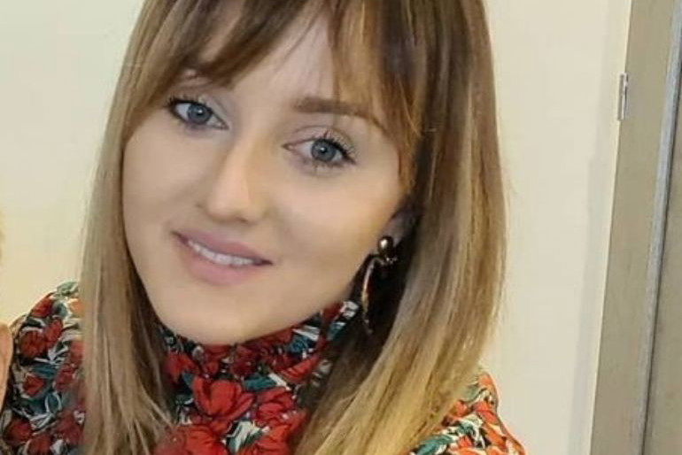 Anna Bardowska w czerwonej sukience w kwiaty