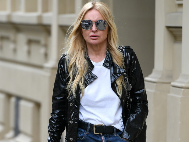 Monika Olejnik w codziennej stylizacji w butach Dior i torebką Chanel