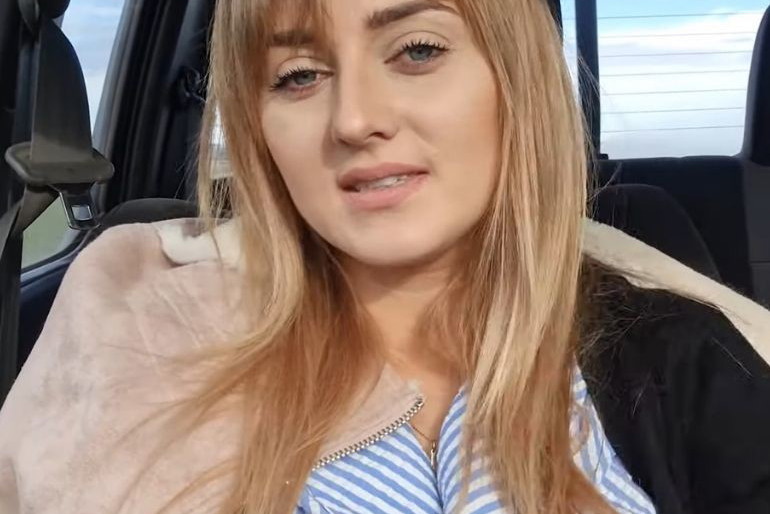Ania Bardowska w koszuli w paski