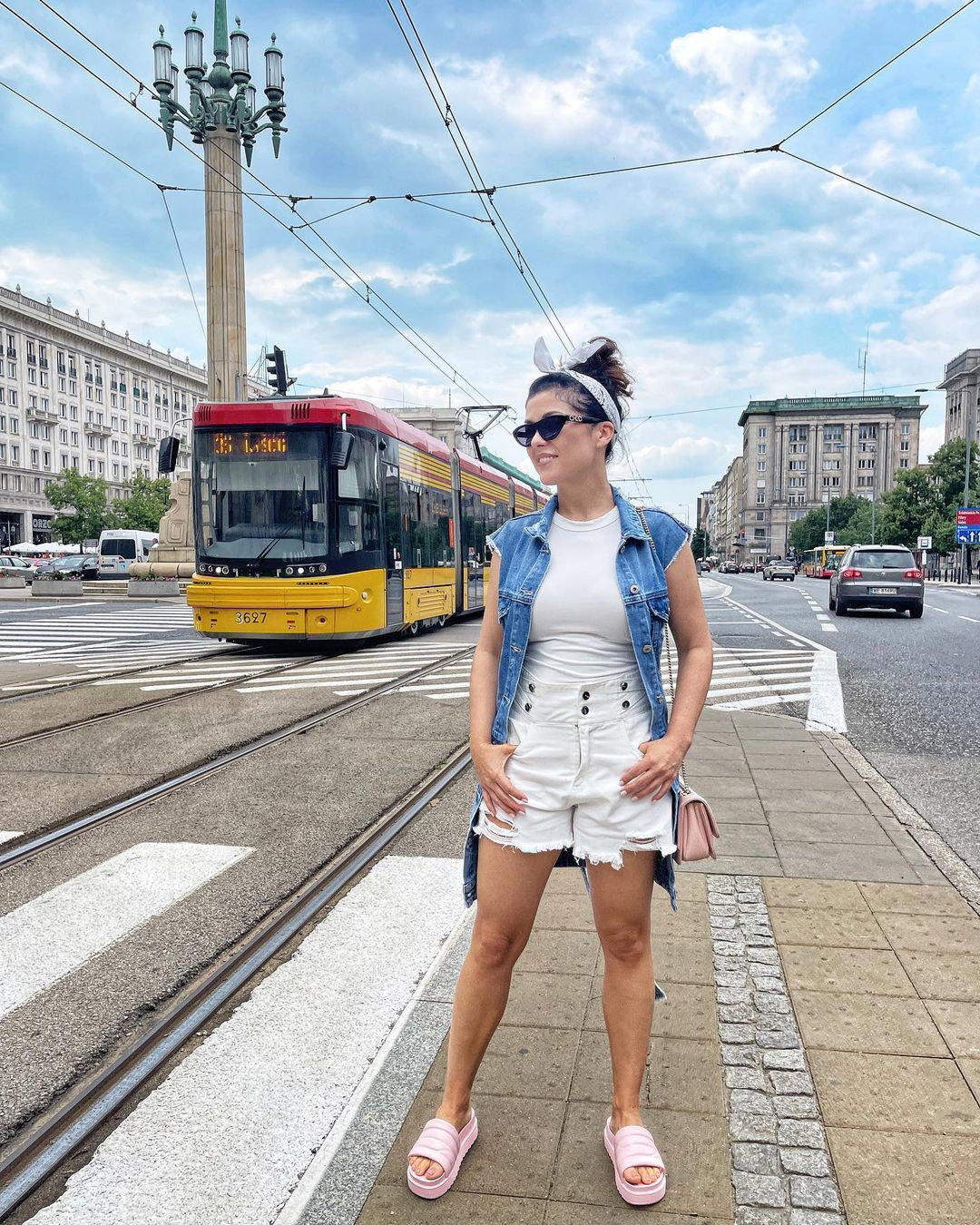 Katarzyna Cichopek w jeansowej kamizelce