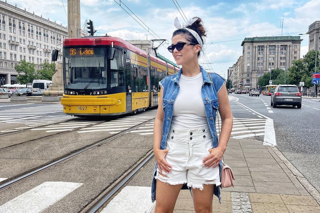 Katarzyna Cichopek w jeansowej kamizelce