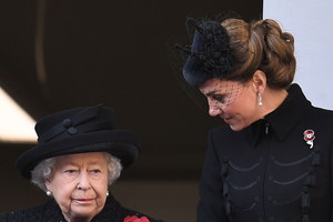 Królowa Elżbieta i księżna Kate na obchodach Dnia Pamięci