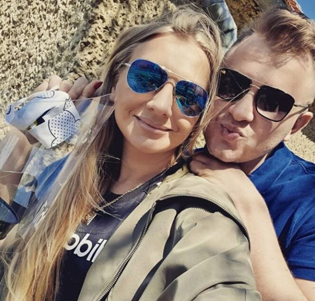 Dawid Narożny z partnerką