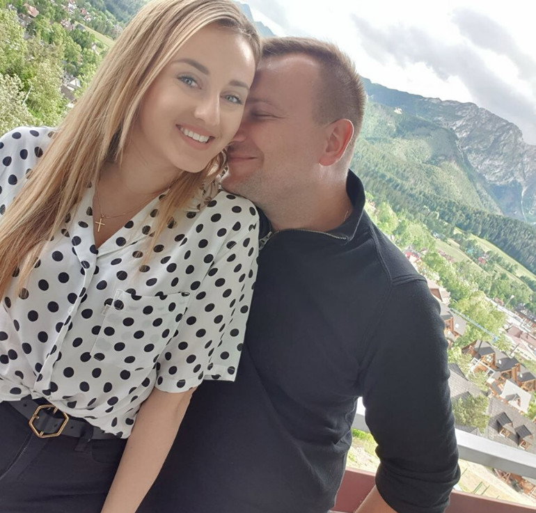 Ania Bardowska w białej koszuli w czarn grochy i Grzesiek Bardowski w czarnej koszulce