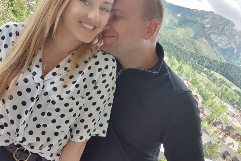Ania Bardowska w białej koszuli w czarn grochy i Grzesiek Bardowski w czarnej koszulce