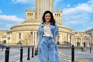 Katarzyna Cichopek w jeansowym płaszczu