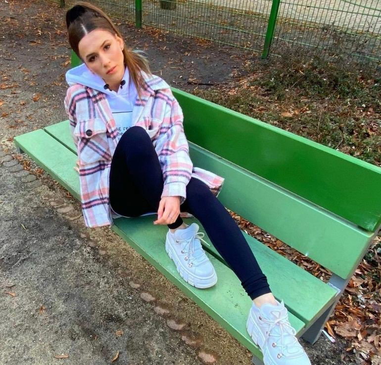 Roksana Węgiel w kurtce koszulowej na wiosnę
