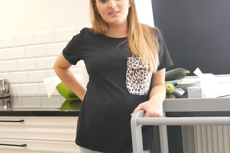 Anna Bardowska w w czarnej koszulce w kuchni