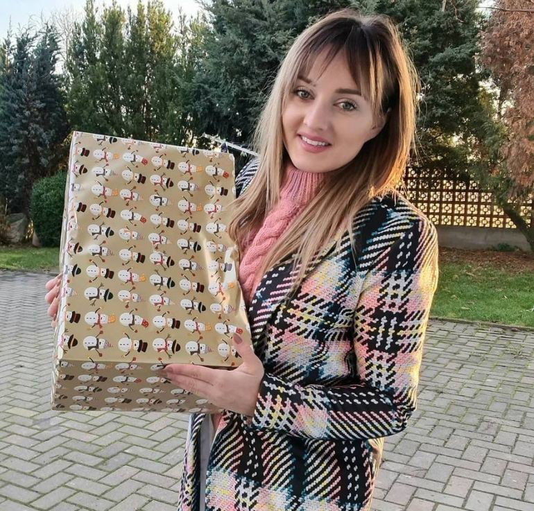 Anna Bardowska z Rolnik szuka żony w płaszczu w kratę Mosquito
