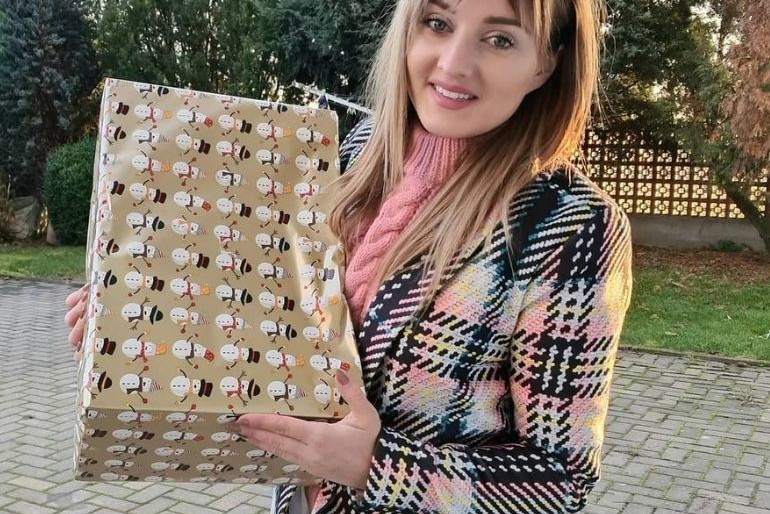 Anna Bardowska z Rolnik szuka żony w płaszczu w kratę Mosquito