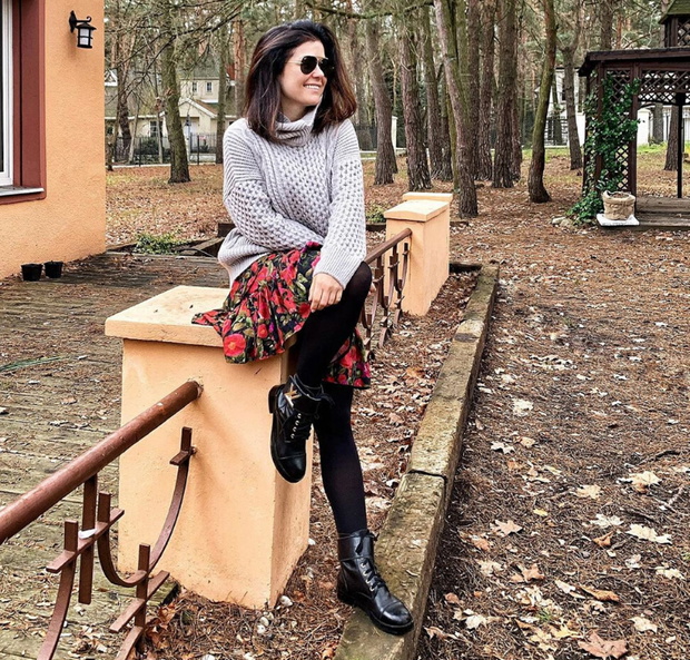 Katarzyna CIchopek w spódnicy z falbanami