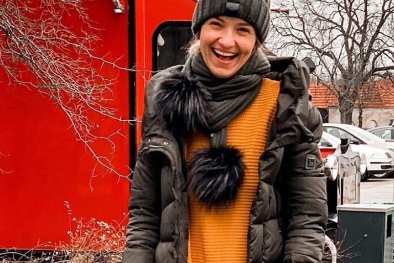 Joanna Koroniewska w kurtce puchowej