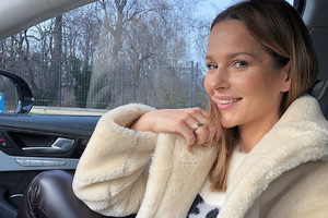 Paulina Sykut-Jeżyna w białym futrze Mango