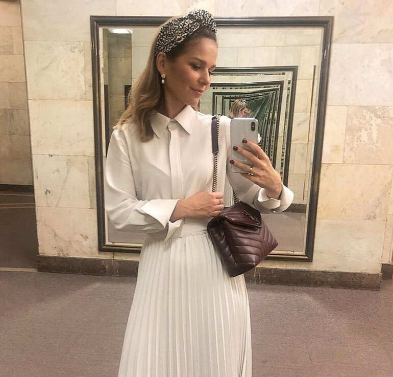 Paulina Sykut w białej stylizacji