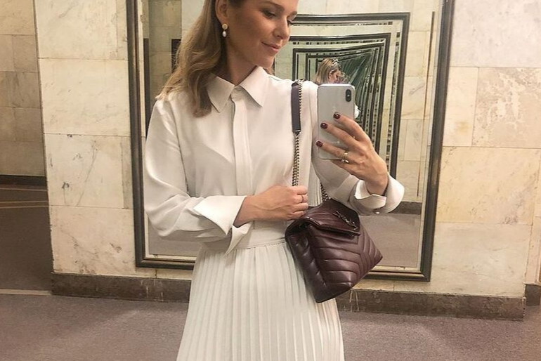 Paulina Sykut w białej stylizacji