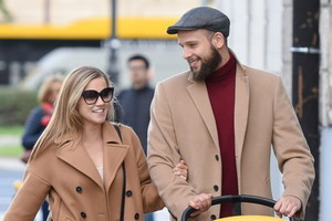 Agnieszka Kaczorowska na spacerze z Emilką