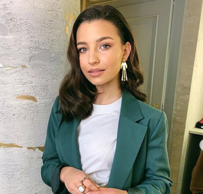 Julia Wieniawa w zielonej marynarce