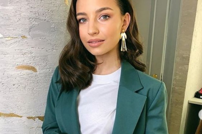 Julia Wieniawa w zielonej marynarce
