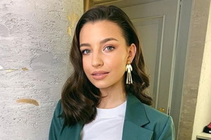 Julia Wieniawa w zielonej marynarce