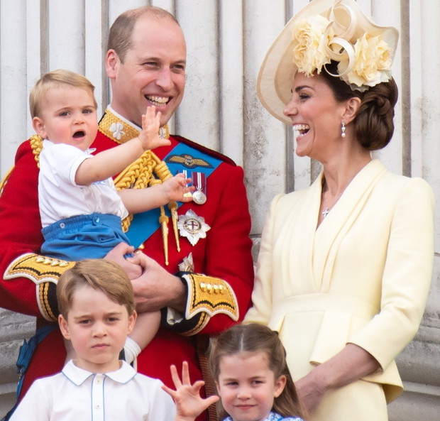 Księżna Kate i Książę William książę Louis na balkonie pałacu 2
