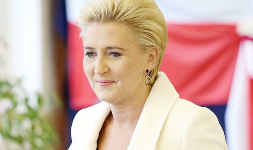 Agata Duda w białym płaszczu