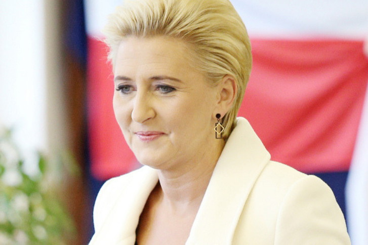 Agata Duda w białym płaszczu