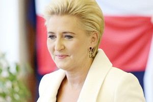 Agata Duda w białym płaszczu