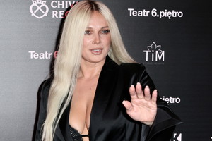 Odważna stylizacja Joanny Liszowskiej w teatrze. W sieci aż huczy, fot: Anita Walczewska/East News