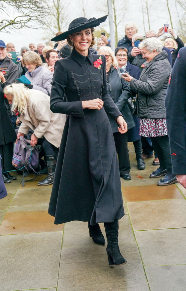 Księżna Kate w czerni poruszyła tłum w Staffordshire