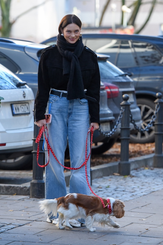Edyta Zając na spacerze z psem fot. EOS