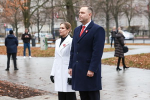 Marta Nawrocka podczas uroczystości 11 listopada. Postawiła na czerń i biel